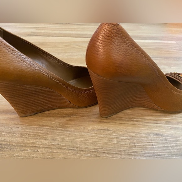❤️❤️Tory Burch Leather Brown Peep Toe High Wedges W/Gold Monogram - Picture 7 of 13